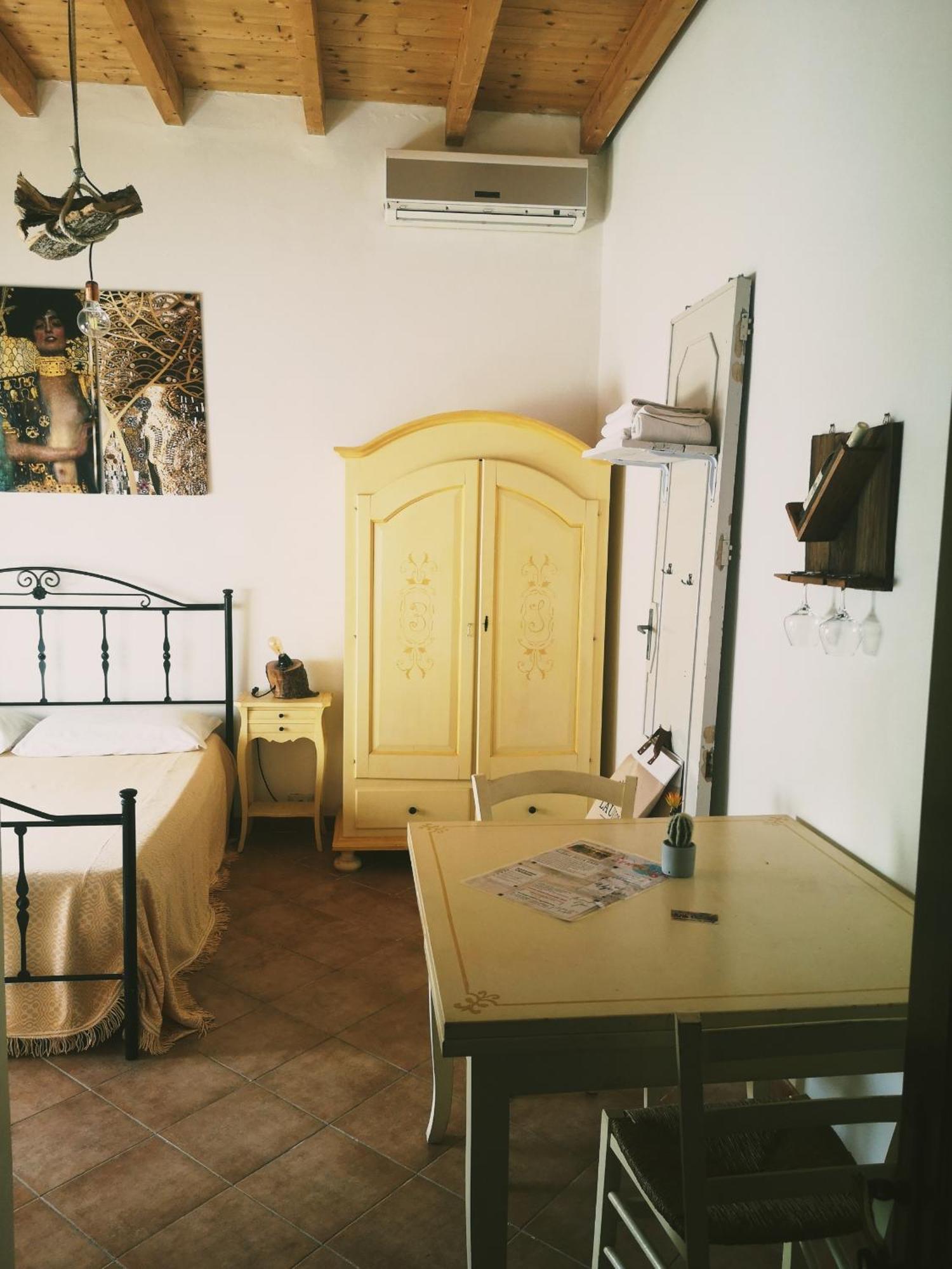 B&B Tobia'S House Giuggianello Bagian luar foto